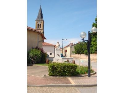 Le Monument aux morts et l'église